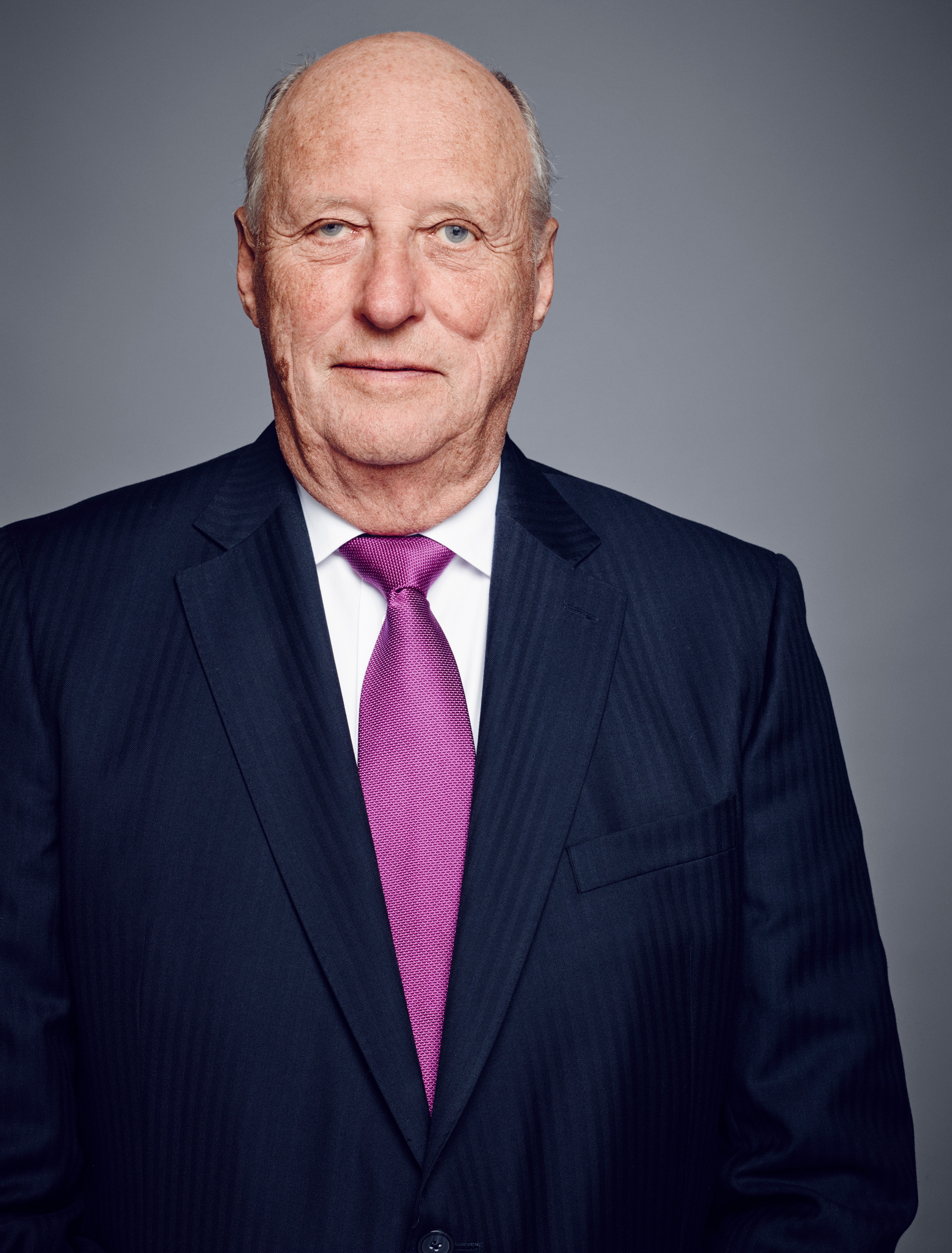 Hans Majestet Kong Harald V til minne